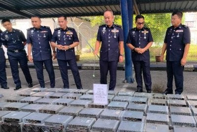 Mohd Alwi (tiga dari kanan) menunjukkan barang rampasan hasil empat serbuan di Sungai Siput dan Perak Tengah selepas sidang media di IPD Sungai Siput pada Rabu.