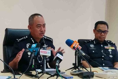 Mohd Alwi (kiri) ketika sidang media di IPD Sungai Siput pada Rabu.