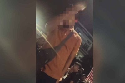 Tangkap layar rakaman video tular memaparkan lelaki yang disyaki mencetuskan provokasi di Dataran Putrajaya pada Isnin.