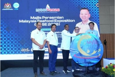 Datuk Chan Foong Hin (dua dari kanan) yang diiringi Pengerusi LKIM, Tuan Haji Muhammad Faiz Fadzil (kanan) dan Ketua Pengarah LKIM, Datuk Dr. Haji Abdul Salim bin Haji Tajudin menyempurnakan gimik perasmian Pavilion MySE pada MAHA 2026 di MAEPS Serdang pada Selasa..