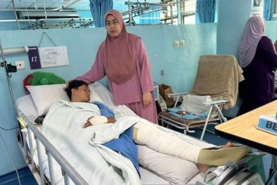 Nurul Natasha menggalas tanggungjawab menjaga Mohamad Hafifie di HPUSM Kubang Kerian, Kota Bharu selepas terbabit dalam kemalangan jalan raya pada 28 Ogos lalu.