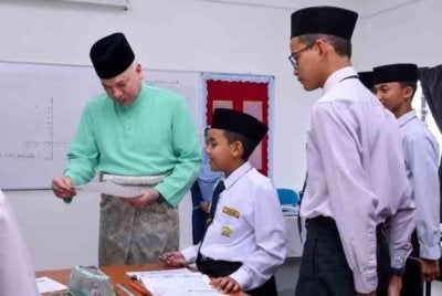 Sultan Nazrin berkenan menyantuni pelajar di dalam kelas sempena Majlis Perasmian SMTDR Lenggong pada 9 Jun lalu.