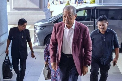 Muhyiddin hadir di Mahkamah Tinggi Kuala Lumpur hari ini bagi perbicaraan tujuh pertuduhan menyalahgunakan kedudukan dan pengubahan wang haram. Foto: Bernama
