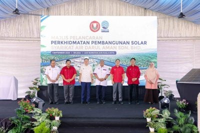 Menteri Besar Kedah merangkap Pengerusi SADA, Datuk Seri Muhammad Sanusi (empat dari kanan) bersama Ketua Pegawai Eksekutif SADA, Datuk Radzuan (tiga dari kanan) dan Datuk Seri Norizan, Setiausaha Kerajaan Negeri Kedah (tiga dari kiri) ketika
merasmikan Perkhidmatan Pembangunan Solar SADA di LRA Kuala Ketil pada Selasa.