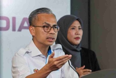 Fahmi bercakap pada sidang media mingguan Kabinet di Menara Komunikasi. Foto Bernama