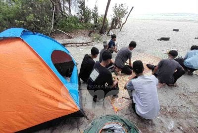 Rakan-rakan mangsa lemas berharap jasad rakan mereka ditemui segera. 