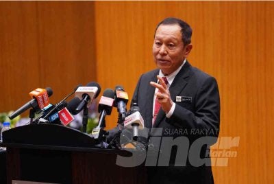Abd Halim bercakap dalam sidang akhbar di Ibu Pejabat SPRM pada Rabu. Foto SINAR HARIAN / MOHD HALIM ABDUL WAHID