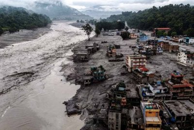 Pakar percaya keruntuhan glasier besar di bahagian Tibet telah mencetuskan bencana tersebut.