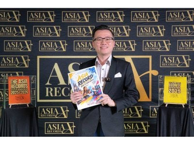 Ketua Pengadil Asia Record, Datuk KK Chua menunjukkan edisi terbaharu buku Asia Record Book of Achievement yang dilancarkan pada 27 Ogos 2026.