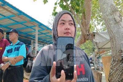 Nur Adriana menunjukkan gambar adiknya, Thaqif.