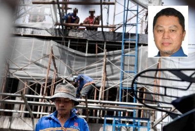 Zaidi (gambar kecil) berkata, perlindungan 24 jam memberikan ketenteraman jiwa kepada pekerja kerana kebajikan mereka dan keluarga tidak terhenti sebaik sahaja waktu bekerja tamat. Foto hiasan
