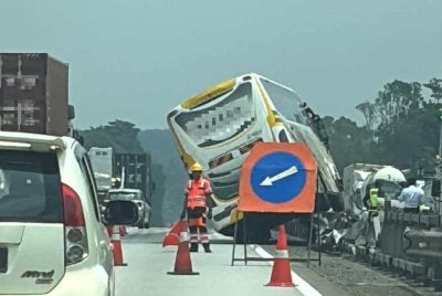 Perkongsian di media sosial oleh pengguna laluan berkenaan menunjukkan bas tersebut terbabas di KM 328.3 Lebuhraya PLUS arah utara.