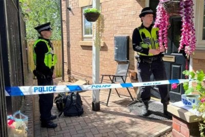 Anggota polis kelihatan berada di lokasi susulan kematian seorang bayi perempuan yang baru lahir di Sheffield, London.