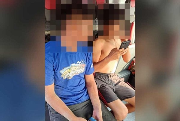 Dua remaja yang diselamatkan orang awam. Foto JBPM Johor