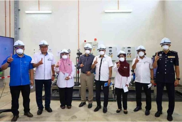 Razali (empat dari kanan) hadir merasmikan Majlis Pelancaran Program Pemfluoridaan semula Bekalan Air Awam di LRA Ganchong di sini pada Selasa.FOTO FB IR RAZALI KASSIM