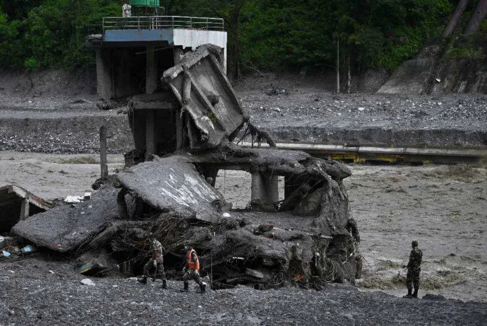 Anggota Tentera Nepal menyertai operasi mencari dan menyelamat. Foto: AFP