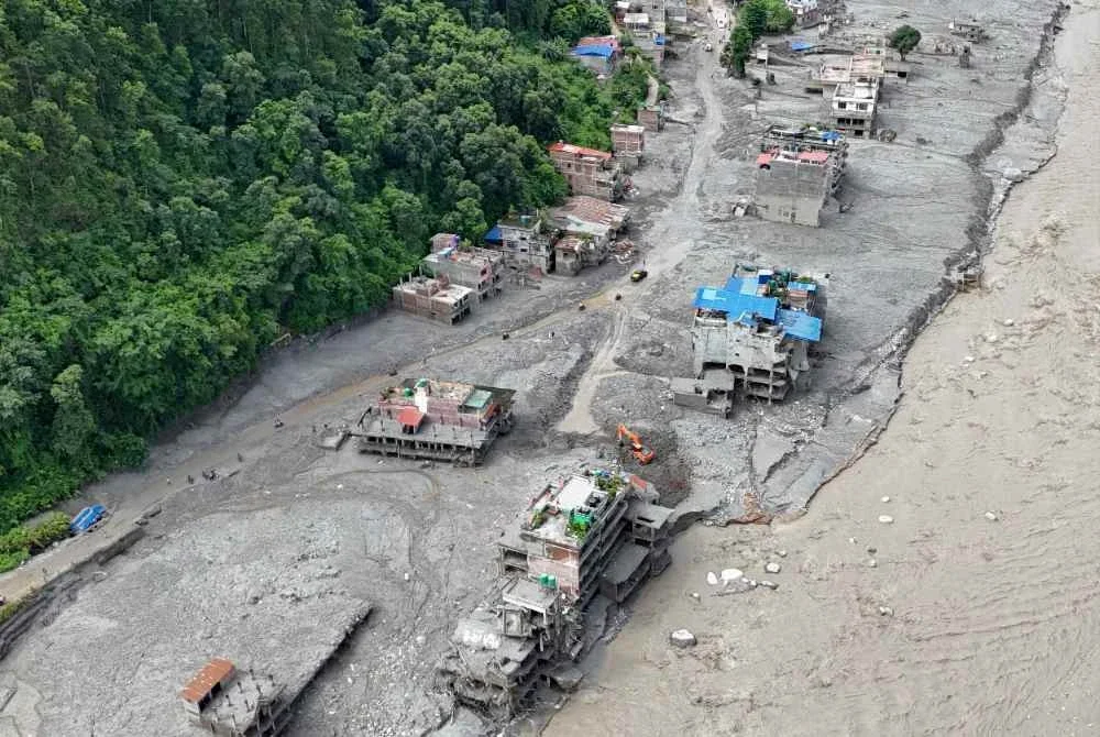 Pemandangan dari udara menunjukkan arus deras air berlumpur mengalir melalui kawasan perumahan dan Sungai Trishuli. Foto: AFP