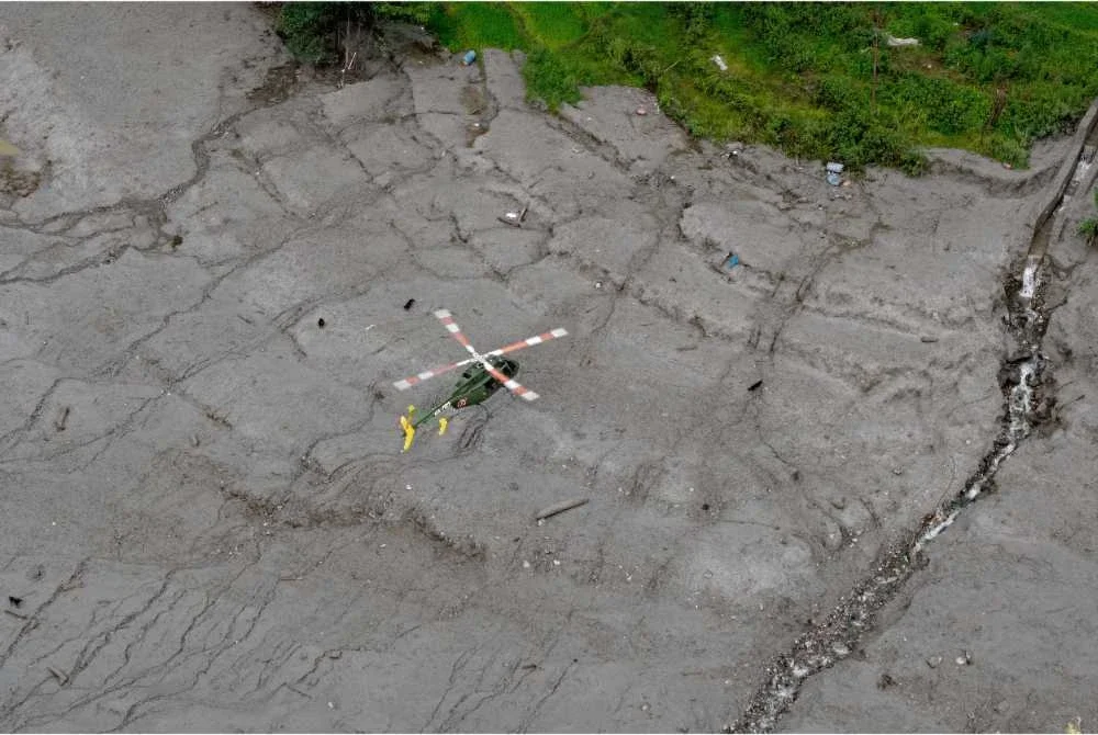 Sebuah helikopter Tentera Nepal mencari mangsa yang hilang susulan banjir kilat. Foto: AFP