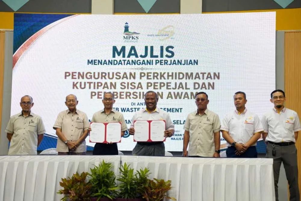Ramli (tengah) bersama wakil MPKS pada Majlis Menandatangani Perkanjian Fasa Kedua antara KDEBWM dan MPKS.
