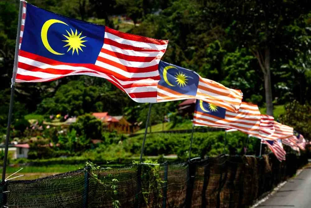 Seharusnya semua rakyat Malaysia perlu cakna dan peka dengan sensitiviti melibatkan Jalur Gemilang tidak kiralah sama ada gambar dan seumpamanya. Foto fail Bernama
