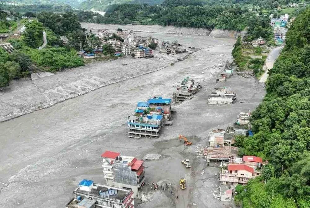 Banjir berkenaan berlaku berlaku pada 26 Ogos apabila glasier di Gunung Langtang Lirung, Nepal, pecah pada ketinggian kira-kira 5,200 meter. FOTO: AFP