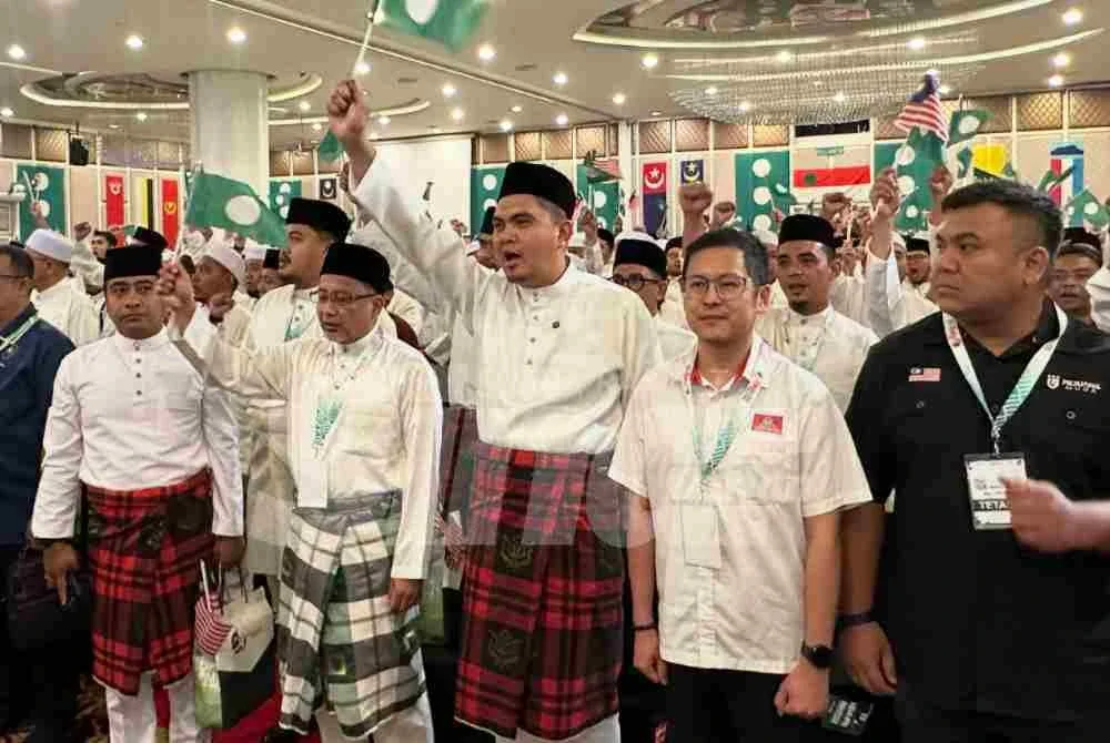 Muhamad Akmal (tengah) yang turut melaungkan kalimah Allahuakhbar pada Muktamar Pemuda Pas.