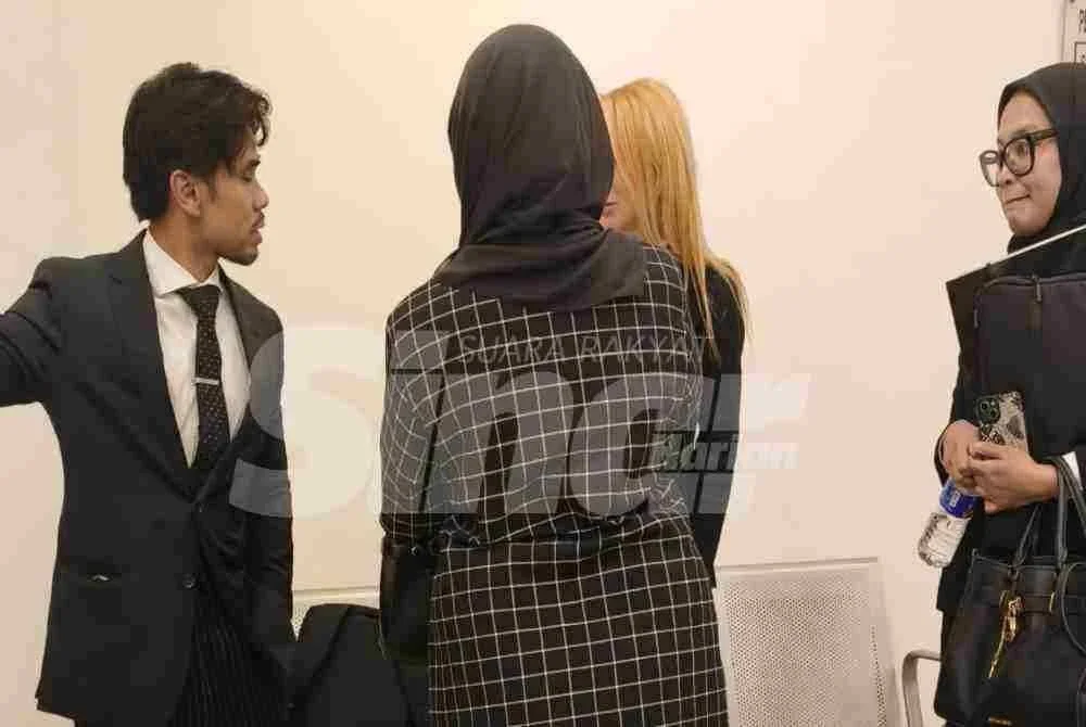 Peguam yang mewakili individu berkenaan hadir bersama isteri bekas COO TH (dua dari kiri) di Mahkamah Sesyen Shah Alam pada Khamis.
