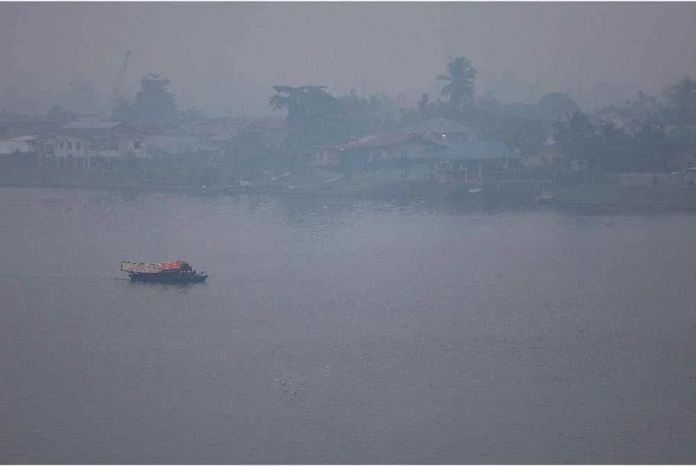 Pemandangan berjerebu dirakam di Tebingan Sungai Kuching, Sarawak - Foto: Bernama