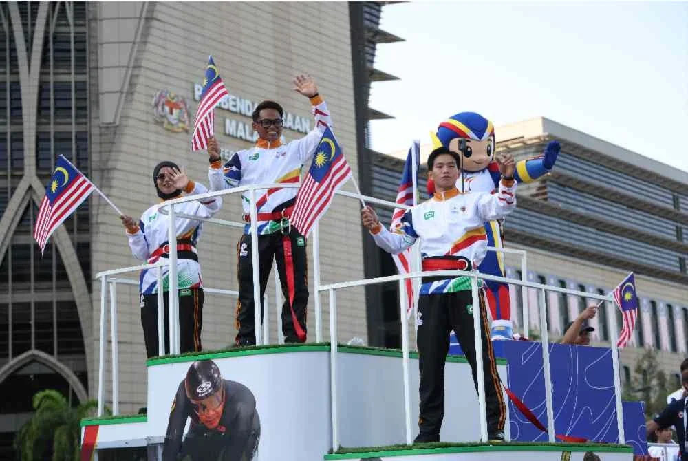 (Dari kiri) Aleena, Mohamad Aniq dan Eljoe berada di atas kenderaan berhias KBS ketika sambutan Hari Kebangsaan.