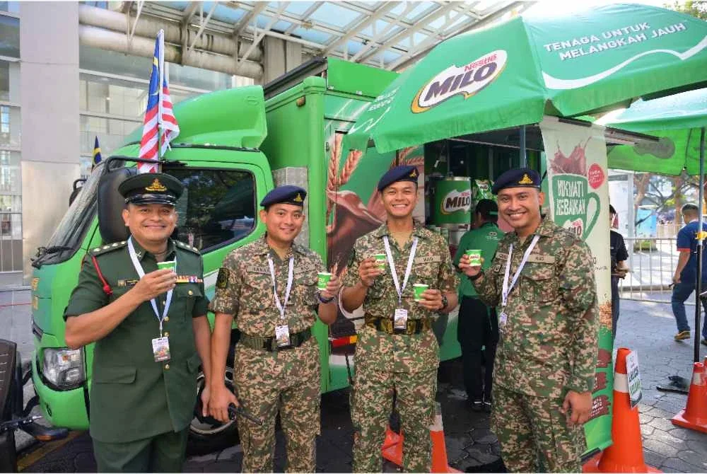 Beberapa petugas barisan hadapan yang menyertai sambutan Hari Kebangsaan tidak melepaskan peluang menikmati MILO