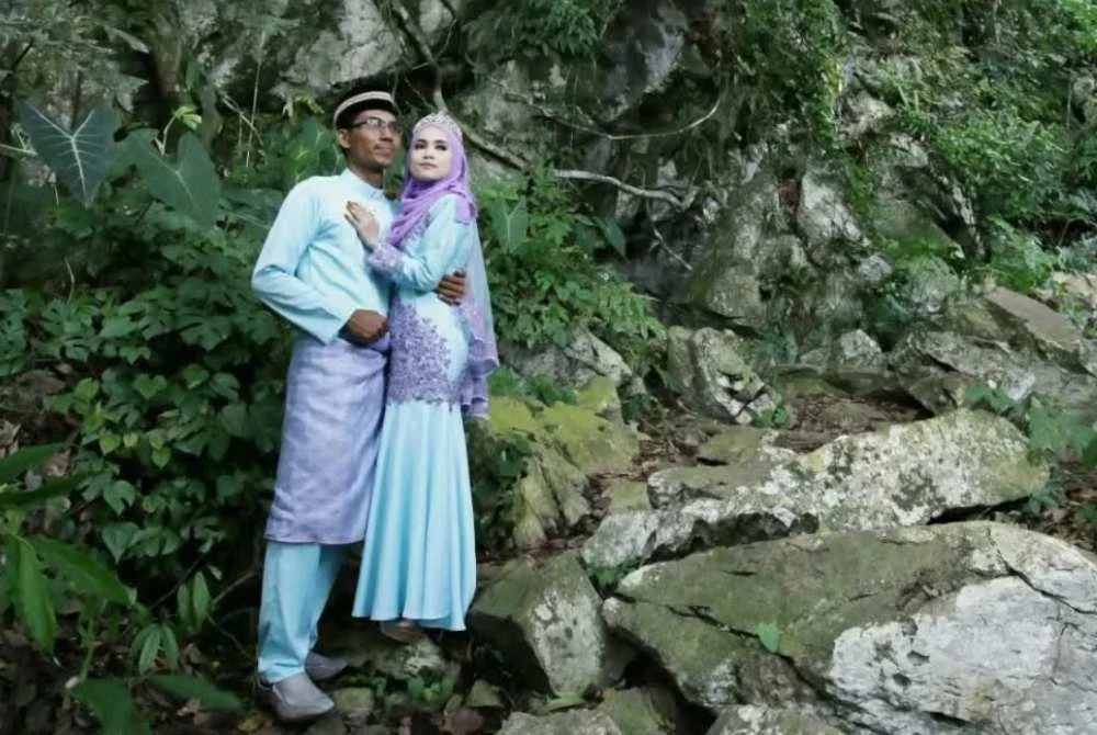 Gambar bersama suami yang dimuat naik Hani bersama hantarannya di media sosial pada Khamis.