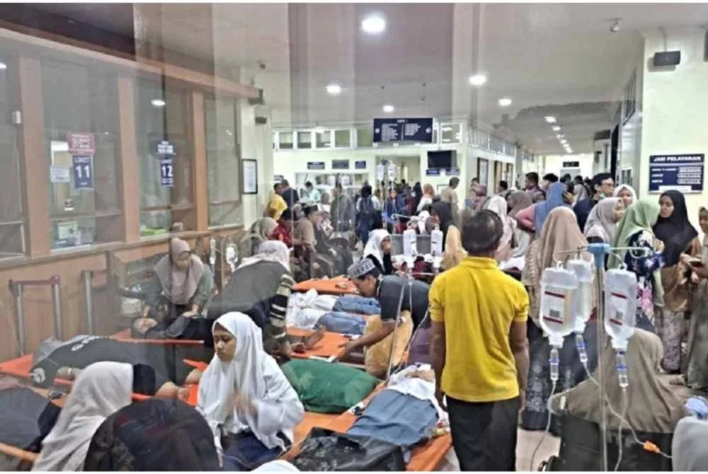 Suasana di sebuah hospital di Sidoarjo yang merawat ratusan pelajar selepas disyaki mengalami keracunan makanan. Foto: HarianJogja