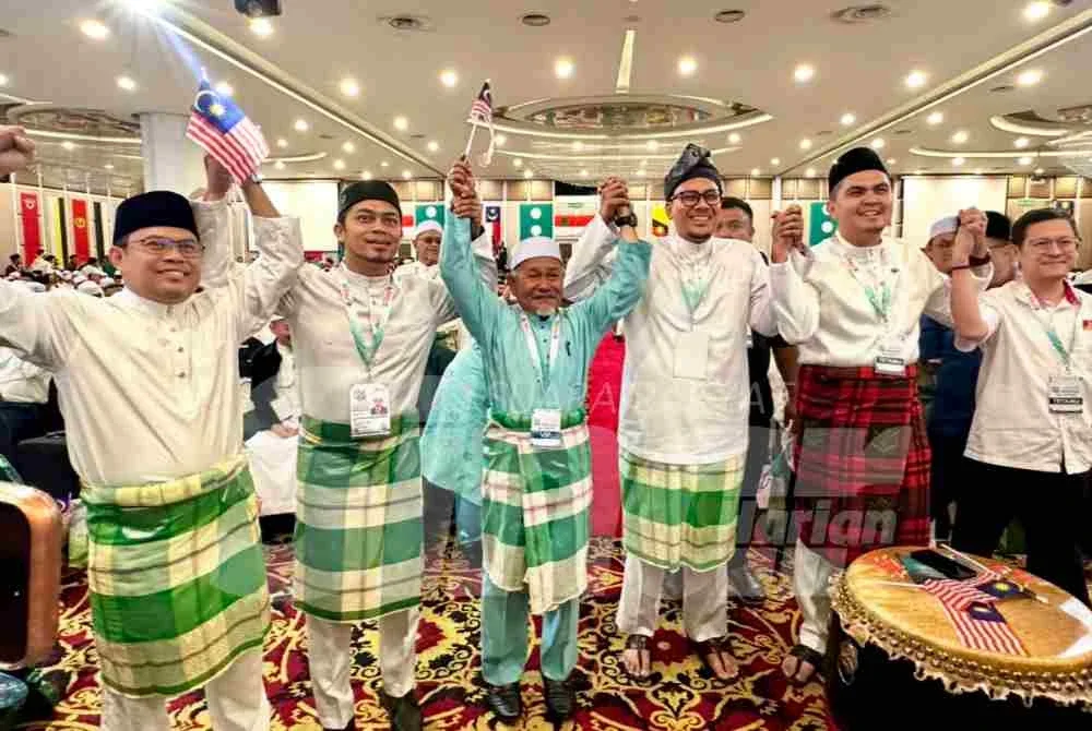 Tuan Ibrahim (tengah) bersama Afnan Hamimi (dua dari kanan) dan Muhammad Akmal (kanan) ketika menghadiri Muktamar Dewan Pemuda Pas Kali Ke-67.