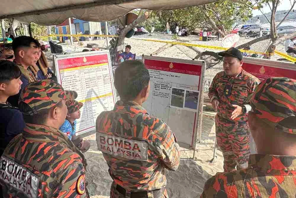 Anggota bomba diberi taklimat mengenai operasi SAR.