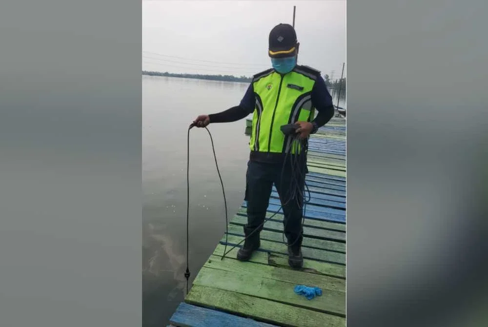 Pegawai JAS mengambil sampel air di salah satu kawasan ditemui bangkai ikan yang didakwa berlaku pencemaran di Sungai Sitiawan pada 30 Ogos lalu.