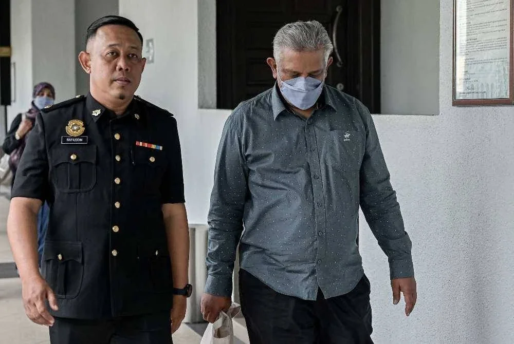 Bekas Pengurus Keselamatan dan Kesihatan THP Bina Sdn Bhd didakwa di Mahkamah Sesyen hari ini, atas tiga pertuduhan melakukan pecah amanah wang hasil kutipan penalti berjumlah RM72,000, membabitkan projek cadangan pembangunan kompleks pejabat di Putrajaya. Foto Bernama