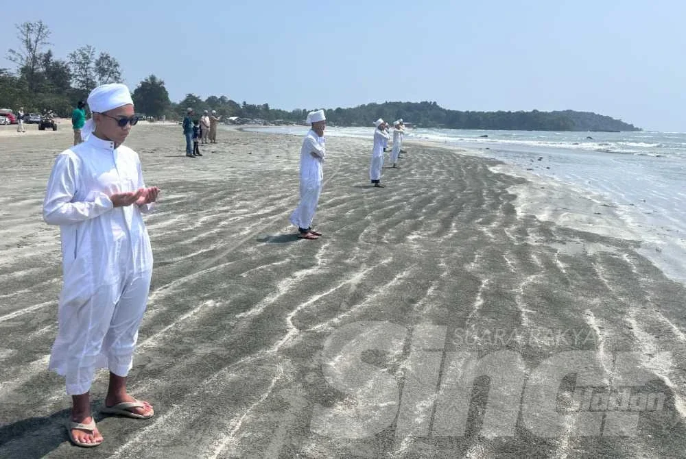 Tujuh pelajar tahfiz melaungkan azan sebagai ikhtiar membantu mencari tiga mangsa yang masih hilang di Pantai Tanjung Lompat, Bandar Penawar.