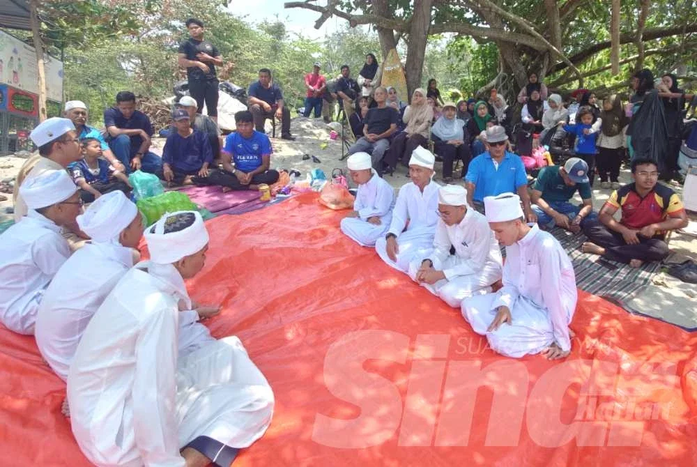 Pelajar tahfiz dari Madrasatul Quran Ar-Redha turut membacakan doa selamat.
