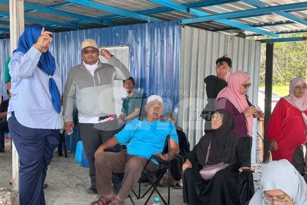 ADUN Penawar, Fauziah Misri (kiri) menemui keluarga mangsa lemas pada Khamis.