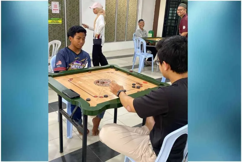 Karom merupakan antara sukan rakyat yang dipertandingkan bagi memeriahkan program.