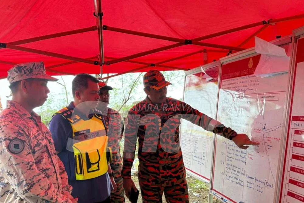 Halim (dua dari kiri) meninjau pusat operasi SAR pada Khamis.