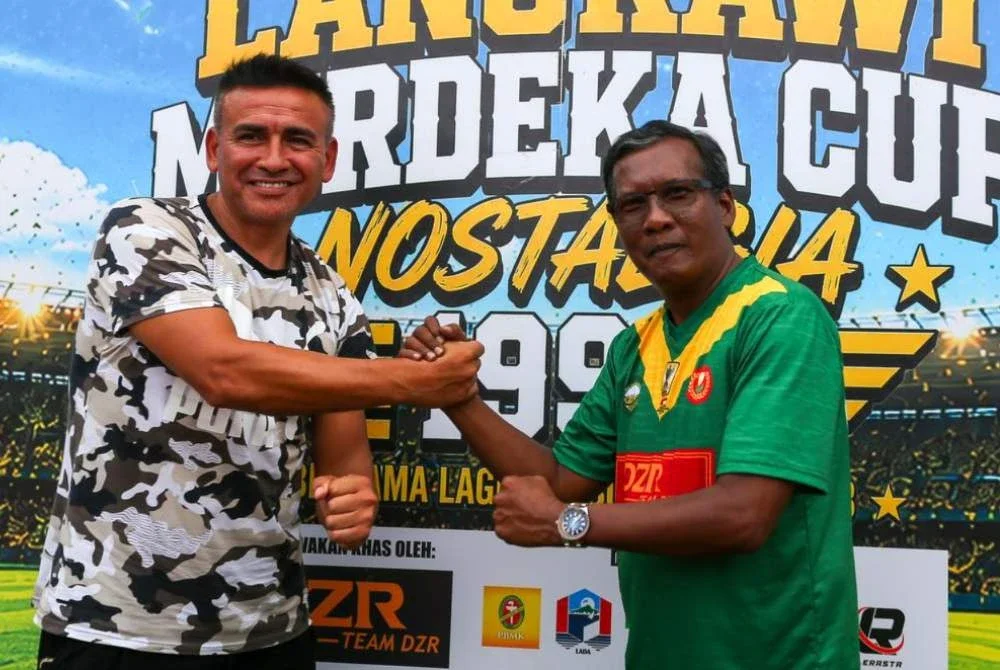 Zuraidi (kanan) bersama Nelson yang turut menyertai perlawanan bola sepak Langkawi Merdeka Cup Nostalgia 1993 di Stadium Langkawi pada Sabtu lalu.