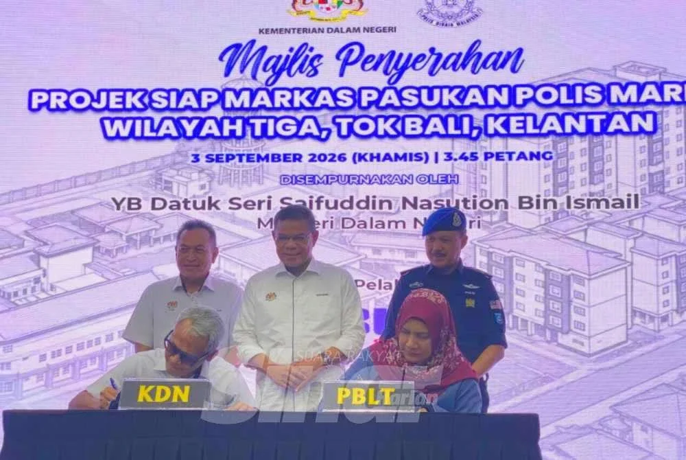 Saifuddin Nasution (tengah) menyaksikan Majlis Penyerahan Projek PPM Wilayah Tiga, Tok Bali di Pasir Puteh pada Khamis.Foto:SINAR HARIAN/HAZELEN LIANA KAMARUDIN