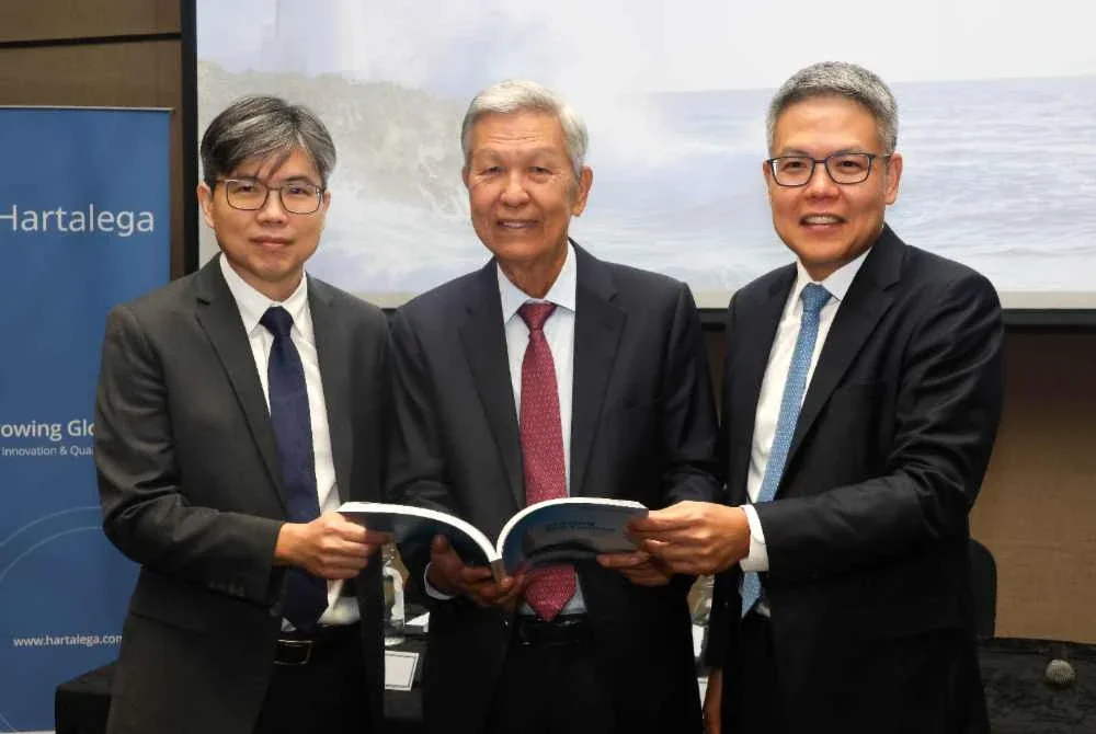 Mun Leong (kanan) pada taklimat keputusan kewangan Hartalega di Pusat Konvensyen KLGCC.