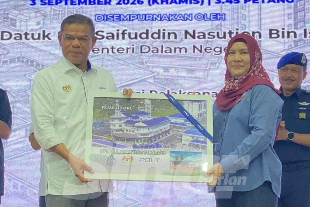 Saifuddin Nasution (kiri) semasa Majlis Penyerahan Projek Siap Markas PPM Wilayah Tiga, Tok Bali di Pasir Puteh pada Khamis.