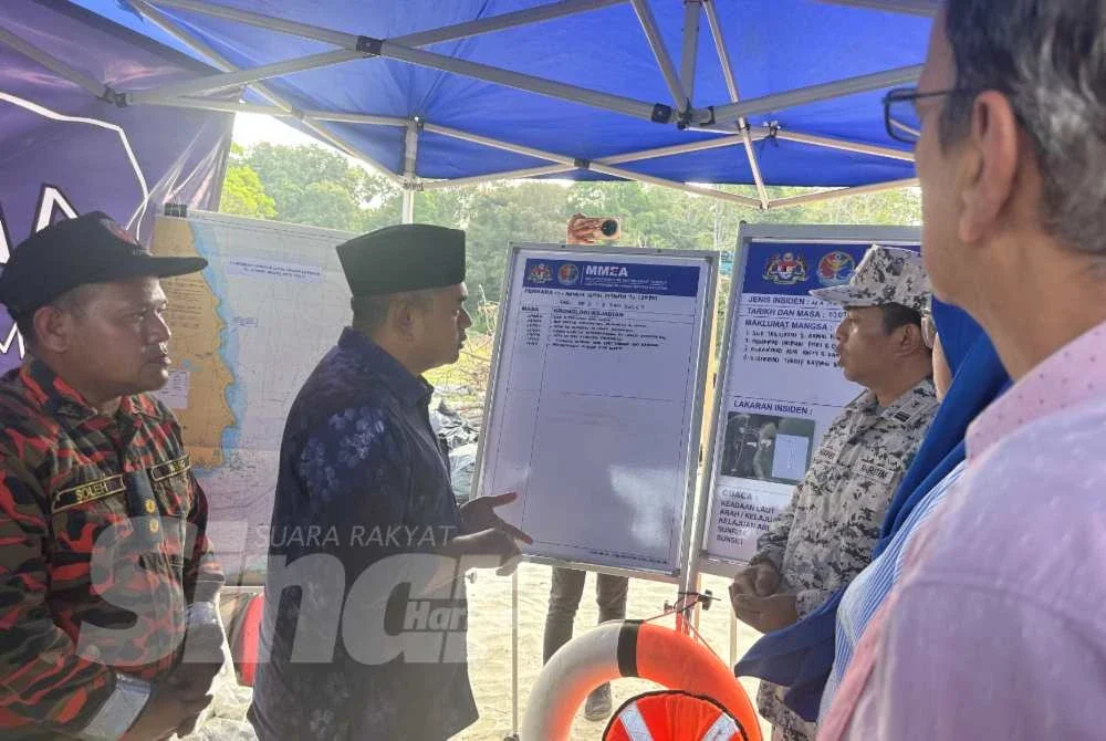 Muhammad Naqib (dua dari kiri) diberi penerangan mengenai SAR mangsa lemas di Pantai Tanjung Lompat, Bandar Penawar pada Khamis.