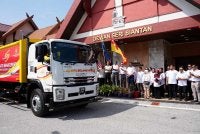 Ramli bersama wakil MPKS melepaskan lori KDEBWM sebagai simbolik perasmian.