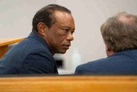 Woods (kiri) ketika hadir di Mahkamah Daerah Martin di Stuart, Florida pada Rabu. FOTO: AFP