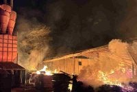 Sebuah kilang memproses kayu di Jalan Besar Kapar terbakar dalam kejadian awal pagi Khamis.
