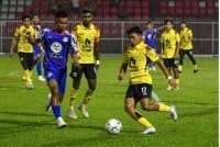 Pemain Negeri Sembilan FC, Muhamad Akif Abdul Mutalib kanan) cuba melepasi kawalan pemain Kelantan City FC, Muhammad Asraff Aliffuddin Yasin (kiri) pada saingan Piala FA di Stadium Sultan Muhammad ke-IV malam tadi - Foto: Bernama